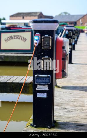 Dissuasori di ricarica costiera situati in un porticciolo sul sistema di canali nel Cheshire, Regno Unito, utilizzati per collegare i narrowboat a un'alimentazione elettrica. Foto Stock