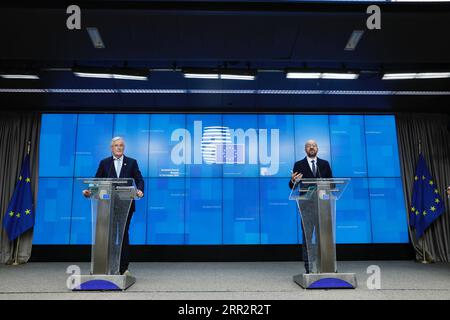 201016 -- BRUXELLES, 16 ottobre 2020 -- il presidente del Consiglio europeo Charles Michel R e il capo negoziatore della Brexit Michel Barnier partecipano a una conferenza stampa online durante il vertice autunnale dell'UE a Bruxelles, in Belgio, il 15 ottobre 2020. Il Consiglio europeo ha dato il via al vertice autunnale di due giorni giovedì pomeriggio. /Handout via Xinhua BELGIO-BRUXELLES-UE-VERTICE AUTUNNALE EuropeanxUnion PUBLICATIONxNOTxINxCHN Foto Stock