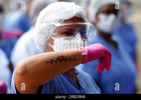 201016 -- BRASILIA, 16 ottobre 2020 -- Un operatore sanitario mostra il suo tatuaggio durante la celebrazione della chiusura di un ospedale temporaneo presso lo Stadio Nazionale di Brasilia, Brasile, 15 ottobre 2020. L'ospedale temporaneo è chiuso giovedì. Dalla sua istituzione, il maggio. 22, l'ospedale ha ricevuto più di 1.800 pazienti COVID-19. Foto di /Xinhua BRAZIL-BRASILIA-TEMPORARY HOSPITAL-CLOSING LucioxTavora PUBLICATIONxNOTxINxCHN Foto Stock