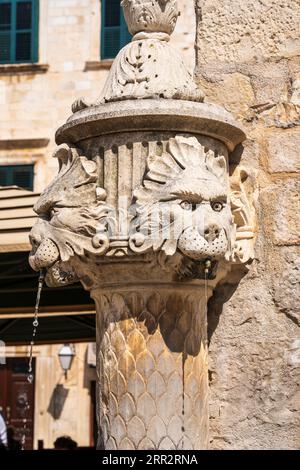 Fontana pubblica decorata nell'antica città fortificata di Dubrovnik sulla costa dalmata della Croazia Foto Stock
