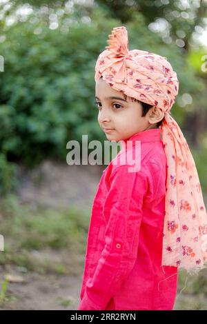 Il figlio contadino indiano felice indossa sehra, i bambini maharashtrian, i bambini rulari felici Foto Stock