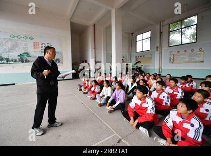 201016 -- LUXI, 16 ottobre 2020 -- Luo Laijin L presenta il programma di formazione durante un corso di formazione presso la scuola della contea di Luxi, provincia del Jiangxi della Cina orientale, 15 ottobre 2020. Il 58enne Luo Laijin della Yinhe Town Middle School della contea di Luxi lavora come insegnante di P.E. dal 1982. Anche se si sta avvicinando al pensionamento, il suo zelo e la meticulosità per l'educazione atletica non cambiano mai. Sotto le sue istruzioni, i suoi studenti hanno vinto un totale di 1.600 premi in eventi sportivi di diversi livelli nel corso degli anni, e circa 180 studenti con specialità atletiche sono stati reclutati in altre scuole Foto Stock