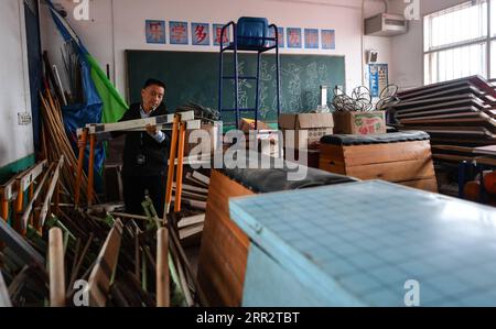 201016 -- LUXI, 16 ottobre 2020 -- Luo Laijin prepara gli ostacoli prima di una lezione di formazione a scuola nella contea di Luxi, provincia di Jiangxi della Cina orientale, 15 ottobre 2020. Il 58enne Luo Laijin della Yinhe Town Middle School della contea di Luxi lavora come insegnante di P.E. dal 1982. Anche se si sta avvicinando al pensionamento, il suo zelo e la meticulosità per l'educazione atletica non cambiano mai. Sotto le sue istruzioni, i suoi studenti hanno vinto un totale di 1.600 premi in eventi sportivi di diversi livelli nel corso degli anni, e circa 180 studenti con specialità atletica sono stati reclutati in altre scuole per le superiori Foto Stock