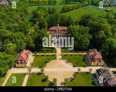 Il castello barocco di Neschwitz si trova nella città di Neschwitz, a circa 15 km a nord-ovest di Bautzen in Sassonia e, insieme al suo parco, ne è uno Foto Stock