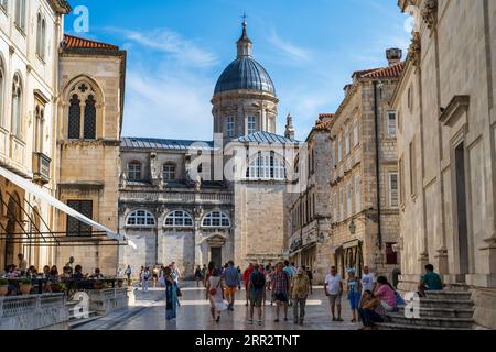 Visualizza lungo UL. Da Pred Dvorom alla Cattedrale di Dubrovnik (Gospe velenosa di Katedrala) nell'antica città fortificata di Dubrovnik, sulla costa dalmata della Croazia Foto Stock