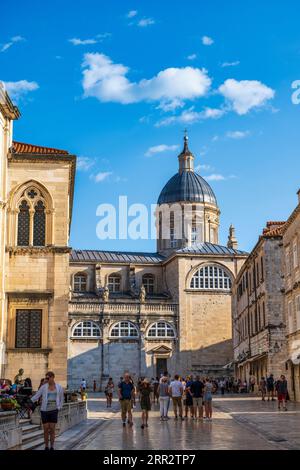 Visualizza lungo UL. Da Pred Dvorom alla Cattedrale di Dubrovnik (Gospe velenosa di Katedrala) nell'antica città fortificata di Dubrovnik, sulla costa dalmata della Croazia Foto Stock