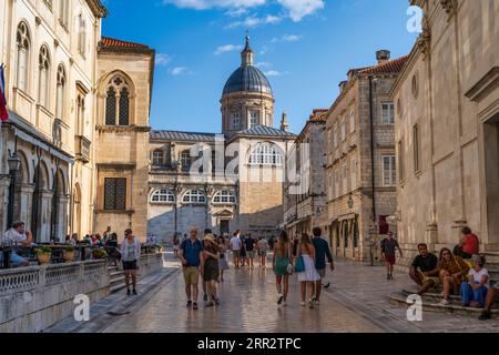 Visualizza lungo UL. Da Pred Dvorom alla Cattedrale di Dubrovnik (Gospe velenosa di Katedrala) nell'antica città fortificata di Dubrovnik, sulla costa dalmata della Croazia Foto Stock