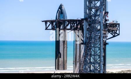 Boca Chica, Stati Uniti. 5 settembre 2023. SpaceX ha impilato il suo prototipo di veicolo Starship 25 sulla Super Heavy Booster 9 martedì 5 settembre 2023, alla Starbase di Boca Chica, Texas, mentre la società si prepara per il suo secondo test di volo. Il CEO di SpaceX, Elon Musk, ha pubblicato su X affermando che "Starship è pronta per il lancio, in attesa dell'approvazione della licenza FAA". Foto di SpaceX/UPI credito: UPI/Alamy Live News Foto Stock