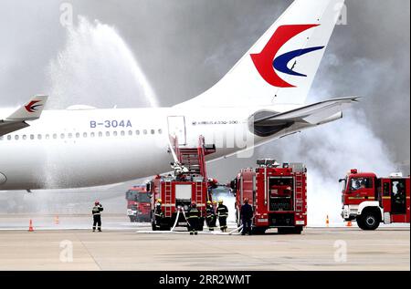 201017 -- PECHINO, 17 ottobre 2020 -- i vigili del fuoco reagiscono durante un finto fuoco aereo come parte di un'esercitazione di emergenza tenutasi all'aeroporto internazionale di Pudong nella Cina orientale Shanghai, 16 ottobre 2020. XINHUA FOTO DEL GIORNO ChenxFei PUBLICATIONxNOTxINxCHN Foto Stock