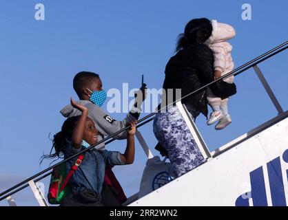 201017 -- PECHINO, 17 ottobre 2020 -- i rifugiati salgono a bordo di un aereo per la Germania all'aeroporto internazionale di Atene, in Grecia, il 16 ottobre 2020. Un totale di 101 rifugiati sono partiti dall'aeroporto di Atene per la Germania venerdì. Sono il primo gruppo di un totale di 1.553 rifugiati che la Germania si è impegnata ad accettare dopo la recente crisi sull'isola greca di Lesbo, hanno detto funzionari greci e tedeschi. XINHUA FOTO DEL GIORNO MariosxLolos PUBLICATIONxNOTxINxCHN Foto Stock