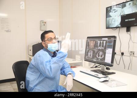 201017 -- BAGHDAD, 17 ottobre 2020 -- il Dr. Mohammed Abdul-Hussein esamina le immagini polmonari al Centro al-Shifaa di Baghdad, Iraq, 12 ottobre 2020. In un ospedale specializzato per la COVID-19 nella capitale irachena di Baghdad, una TAC donata dalla Cina, apparecchiature radiologiche mobili e altre forniture mediche stanno salvando vite nella battaglia in prima linea contro la pandemia di COVID-19. Già 400 pazienti hanno beneficiato dell'importante donazione medica. PER ANDARE CON Spotlight: TAC donata cinese, raggi X mobili salvare vite nell'ospedale specializzato COVID-19 in Iraq Iraq-BAGHDAD-HOSPITAL-CHINA-DONATION-CT SCAN Xinhua PUBLICATI Foto Stock