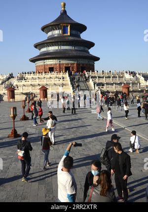 201017 -- PECHINO, 17 ottobre 2020 -- la gente visita il Tempio del cielo a Beijng, capitale della Cina, 17 ottobre 2020. CINA-PECHINO-TEMPIO DEL CIELO-AUTUNNO CN LIXXIN PUBLICATIONXNOTXINXCHN Foto Stock