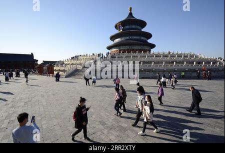 201017 -- PECHINO, 17 ottobre 2020 -- la gente visita il Tempio del cielo a Beijng, capitale della Cina, 17 ottobre 2020. CINA-PECHINO-TEMPIO DEL CIELO-AUTUNNO CN LIXXIN PUBLICATIONXNOTXINXCHN Foto Stock