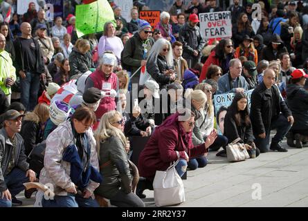 201017 -- VANCOUVER, 17 ottobre 2020 -- i manifestanti senza maschere facciali partecipano a una manifestazione anti-restrizione a Vancouver, British Columbia, Canada, il 17 ottobre 2020. Migliaia di manifestanti hanno partecipato al raduno di restrizioni contro il coronavirus per esprimere la loro disapprovazione su una serie di argomenti tra cui blocchi, mandati di mascheratura, quarantena, divieti di viaggio e distanziamento sociale. Foto di /Xinhua CANADA-VANCOUVER-COVID-19-ANTI-RESTRIZIONE PROTESTA LiangxSen PUBLICATIONxNOTxINxCHN Foto Stock