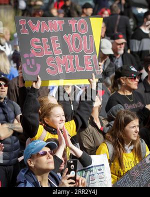 201017 -- VANCOUVER, 17 ottobre 2020 -- Un manifestante tiene un cartello mentre prende parte a una manifestazione anti-restrizione a Vancouver, British Columbia, Canada, il 17 ottobre 2020. Migliaia di manifestanti hanno partecipato al raduno di restrizioni contro il coronavirus per esprimere la loro disapprovazione su una serie di argomenti tra cui blocchi, mandati di mascheratura, quarantena, divieti di viaggio e distanziamento sociale. Foto di /Xinhua CANADA-VANCOUVER-COVID-19-ANTI-RESTRIZIONE PROTESTA LiangxSen PUBLICATIONxNOTxINxCHN Foto Stock