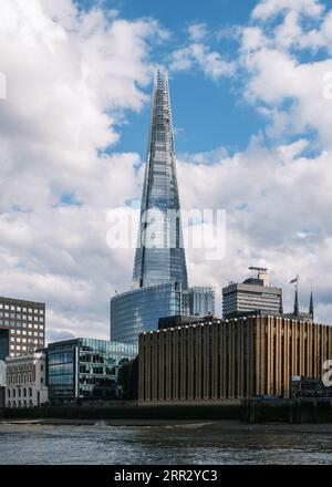 L'iconico grattacielo alto 310 metri, 87 piani, con facciata in vetro, il grattacielo, lo Shard, in piedi accanto al Tamigi a Londra Foto Stock