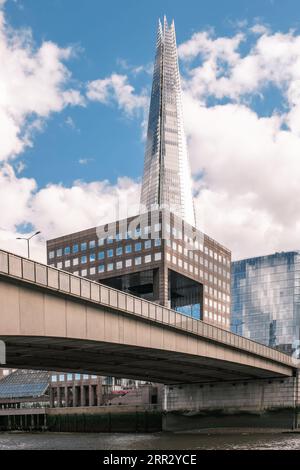L'iconico grattacielo alto 310 metri, 87 piani, con facciata in vetro, il grattacielo, lo Shard, accanto al London Bridge sul Tamigi a Londra Foto Stock