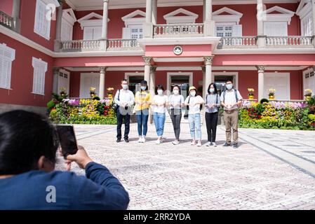 201018 -- PECHINO, 18 ottobre 2020 -- le persone posano per una foto presso la sede del governo SAR della regione amministrativa speciale di Macao durante un'attività open-day a Macao, nel sud della Cina, 17 ottobre 2020. XINHUA FOTO DEL GIORNO CheongxKamxKa PUBLICATIONxNOTxINxCHN Foto Stock