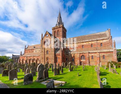 Vista esterna della cattedrale di St Magnus a Kirkwall, continente, Isole Orcadi, Scozia, Regno Unito. Foto Stock