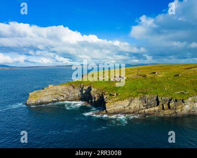 Vista aerea delle difese costiere di Hoxa Battery a Scapa Flow a Hoxa a South Ronaldsay, Isole Orcadi, Scozia, Regno Unito. Foto Stock