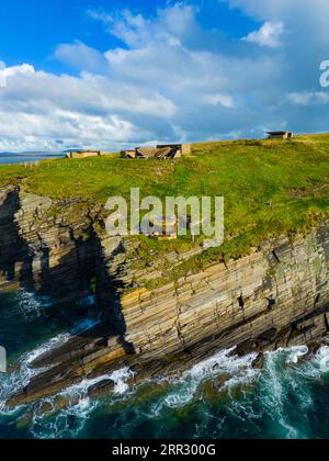 Vista aerea delle difese costiere di Hoxa Battery a Scapa Flow a Hoxa a South Ronaldsay, Isole Orcadi, Scozia, Regno Unito. Foto Stock