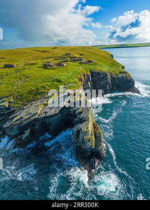 Vista aerea delle difese costiere di Hoxa Battery a Scapa Flow a Hoxa a South Ronaldsay, Isole Orcadi, Scozia, Regno Unito. Foto Stock