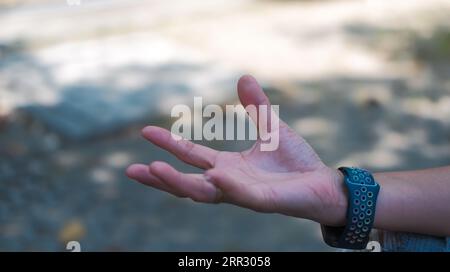 Donna d'affari che si tiene per mano, adatta per infografiche. Foto Stock