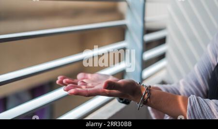 Donna d'affari che si tiene per mano, adatta per infografiche. Foto Stock