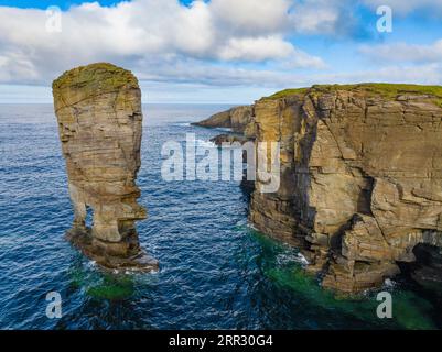 Vista aerea delle scogliere marine e del paesaggio costiero presso il castello di Yesnaby, sulla costa occidentale di Mainland, sulle isole Orcadi, in Scozia e nel Regno Unito. Foto Stock