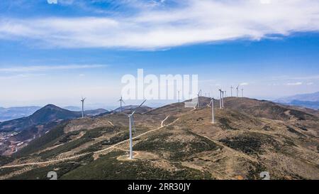 201018 -- PECHINO, 18 ottobre 2020 -- foto aerea scattata il 26 aprile 2020 mostra turbine per mulini a vento che generano energia nella contea di Weining, nella provincia di Guizhou nella Cina sud-occidentale. PER SEGUIRE I TITOLI DI XINHUA DEGLI OCT. 18, 2020. CINA-AMBIENTE-SVILUPPO A BASSE EMISSIONI DI CARBONIO CN TAOXLIANG PUBLICATIONXNOTXINXCHN Foto Stock