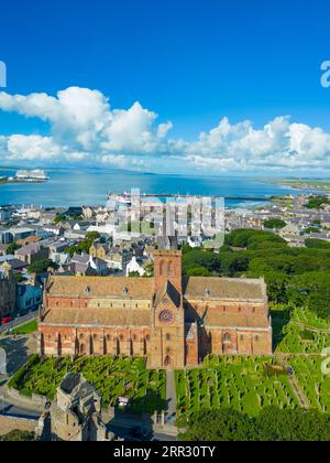 Vista aerea della cattedrale di San Magno a Kirkwall, continente, Isole Orcadi, Scozia, Regno Unito. Foto Stock