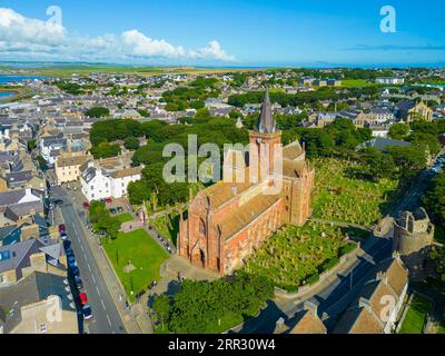 Vista aerea della cattedrale di San Magno a Kirkwall, continente, Isole Orcadi, Scozia, Regno Unito. Foto Stock