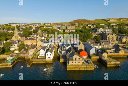 Vista aerea del lungomare di Stromness al mattino presto con luce su West Mainland, Isole Orcadi, Scozia, Regno Unito Foto Stock