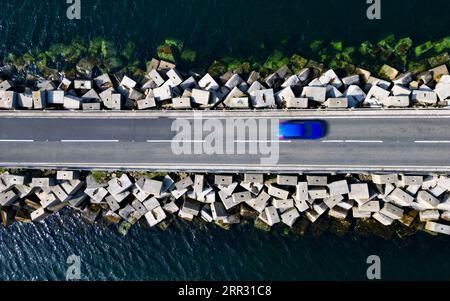 Vista aerea della Churchill Barrier e della strada rialzata nelle Isole Orcadi, Scozia, Regno Unito. Foto Stock