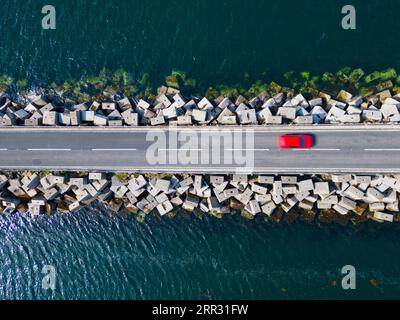 Vista aerea della Churchill Barrier e della strada rialzata nelle Isole Orcadi, Scozia, Regno Unito. Foto Stock