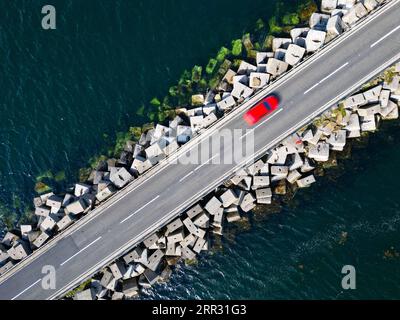 Vista aerea della Churchill Barrier e della strada rialzata nelle Isole Orcadi, Scozia, Regno Unito. Foto Stock