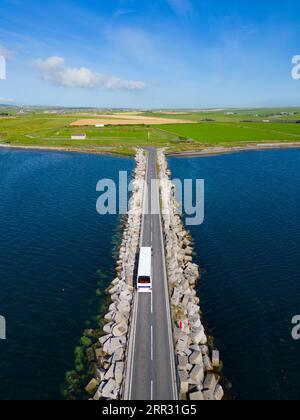 Vista aerea della Churchill Barrier e della strada rialzata nelle Isole Orcadi, Scozia, Regno Unito. Foto Stock