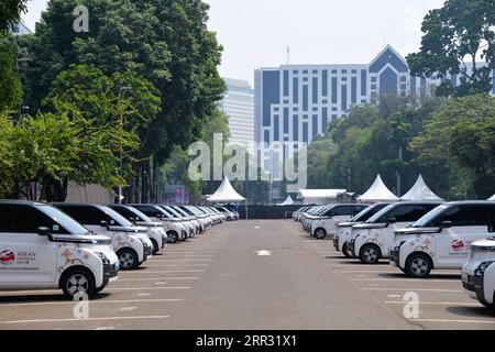 Jakarta. 6 settembre 2023. Questa foto scattata il 6 settembre 2023 mostra i veicoli elettrici Wuling Air per il 43° Summit dell'Associazione delle Nazioni del Sud-Est Asiatico (ASEAN) a Giacarta, Indonesia. Crediti: Xu Qin/Xinhua/Alamy Live News Foto Stock