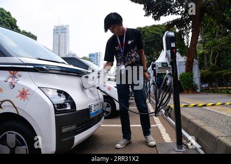 Giacarta, Indonesia. 6 settembre 2023. Un membro del personale addebita un veicolo elettrico Wuling Air per il 43° Summit dell'Associazione delle Nazioni del Sud-Est Asiatico (ASEAN) a Giacarta, Indonesia, 6 settembre 2023. Crediti: Xu Qin/Xinhua/Alamy Live News Foto Stock