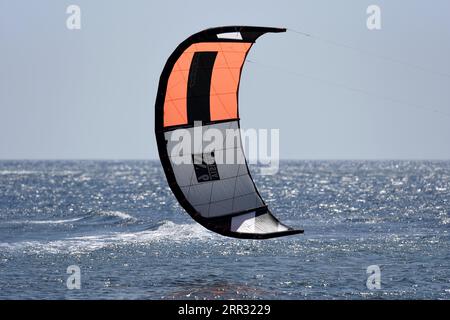 Naviga in kitesurf contro il mare blu ad Artemida Attica, Grecia. Foto Stock