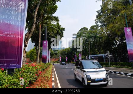 Giacarta, Indonesia. 6 settembre 2023. Un veicolo elettrico Wuling Air è visto guidare vicino alla sede del 43° Summit dell'Associazione delle Nazioni del Sud-Est Asiatico (ASEAN) a Giacarta, Indonesia, 6 settembre 2023. Crediti: Xu Qin/Xinhua/Alamy Live News Foto Stock