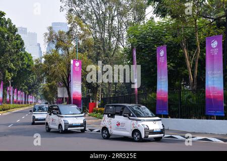 Giacarta, Indonesia. 6 settembre 2023. Tre veicoli elettrici Wuling Air sono visti di fronte alla sede del 43° Summit dell'Associazione delle Nazioni del Sud-Est Asiatico (ASEAN) a Giacarta, Indonesia, 6 settembre 2023. Crediti: Xu Qin/Xinhua/Alamy Live News Foto Stock