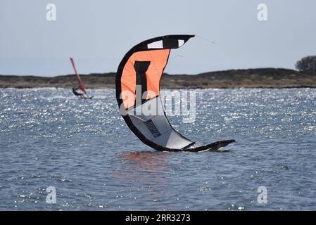 Naviga in kitesurf contro il mare blu ad Artemida Attica, Grecia. Foto Stock