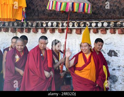 201021 -- LHASA, 21 ottobre 2020 -- l'undicesimo Panchen Lama, Bainqen Erdini Qoigyijabu, anche membro del Comitato permanente del Comitato Nazionale della Conferenza consultiva politica del popolo cinese, vicepresidente dell'Associazione buddista cinese e presidente della sezione Tibet dell'associazione, ondate alla folla al monastero di Tashilhunpo a Xigaze, regione autonoma del Tibet nel sud-ovest della Cina, 16 settembre 2020. L'undicesimo Panchen Lama il 20 ottobre ha completato un tour nella regione autonoma del Tibet del sud-ovest della Cina della durata di quasi tre mesi, durante il quale ha eseguito rituali buddisti e s Foto Stock