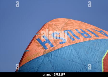 Naviga in kitesurf contro il cielo blu ad Artemida Attica, Grecia. Foto Stock