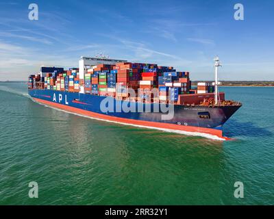 La CMA CGM possedeva la nave portacontainer APL Lion City in partenza dal porto di Southampton. Foto Stock