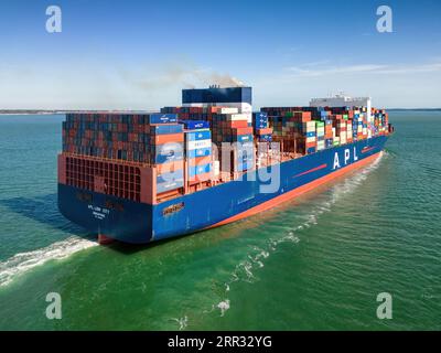 La CMA CGM possedeva la nave portacontainer APL Lion City in partenza dal porto di Southampton. Foto Stock