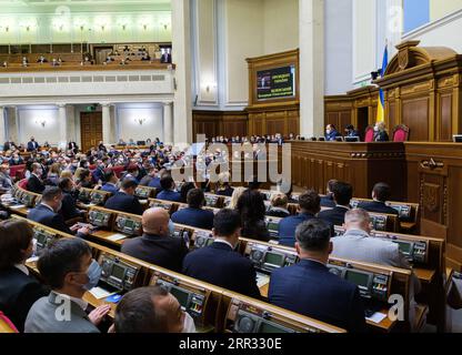 201021 -- KIEV, 21 ottobre 2020 -- il presidente ucraino Volodymyr Zelensky consegna il suo discorso annuale al parlamento a Kiev, Ucraina, 20 ottobre 2020. Zelensky ha detto martedì che è iniziato il lavoro sulla strategia di sviluppo economico delle regioni orientali di Donetsk e Luhansk. /Handout via Xinhua UCRAINA-KIEV-PRESIDENT-ANNUAL ADDRESS-DONBAS UkrainianxPresidentialxOffice PUBLICATIONxNOTxINxCHN Foto Stock