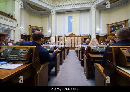 201021 -- KIEV, 21 ottobre 2020 -- il presidente ucraino Volodymyr Zelensky consegna il suo discorso annuale al parlamento a Kiev, Ucraina, 20 ottobre 2020. Zelensky ha detto martedì che è iniziato il lavoro sulla strategia di sviluppo economico delle regioni orientali di Donetsk e Luhansk. /Handout via Xinhua UCRAINA-KIEV-PRESIDENT-ANNUAL ADDRESS-DONBAS UkrainianxPresidentialxOffice PUBLICATIONxNOTxINxCHN Foto Stock