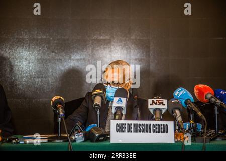 201022 -- CONAKRY, 22 ottobre 2020 -- Jose Maria Neves, capo della missione di osservazione ECOWAS della Comunità economica degli Stati dell'Africa occidentale ed ex primo ministro capoverdiano, parla a una conferenza stampa a Conakry, capitale della Guinea, 20 ottobre 2020. L'Unione africana e le missioni di osservazione dell'ECOWAS si sono congratulate con la Guinea per le sue elezioni presidenziali pacifiche, trasparenti e inclusive. Foto di /Xinhua GUINEA-CONAKRY-ELEZIONI PRESIDENZIALI-AU-ECOMWAS-CONFERENZA STAMPA EddyxPeters PUBLICATIONxNOTxINxCHN Foto Stock